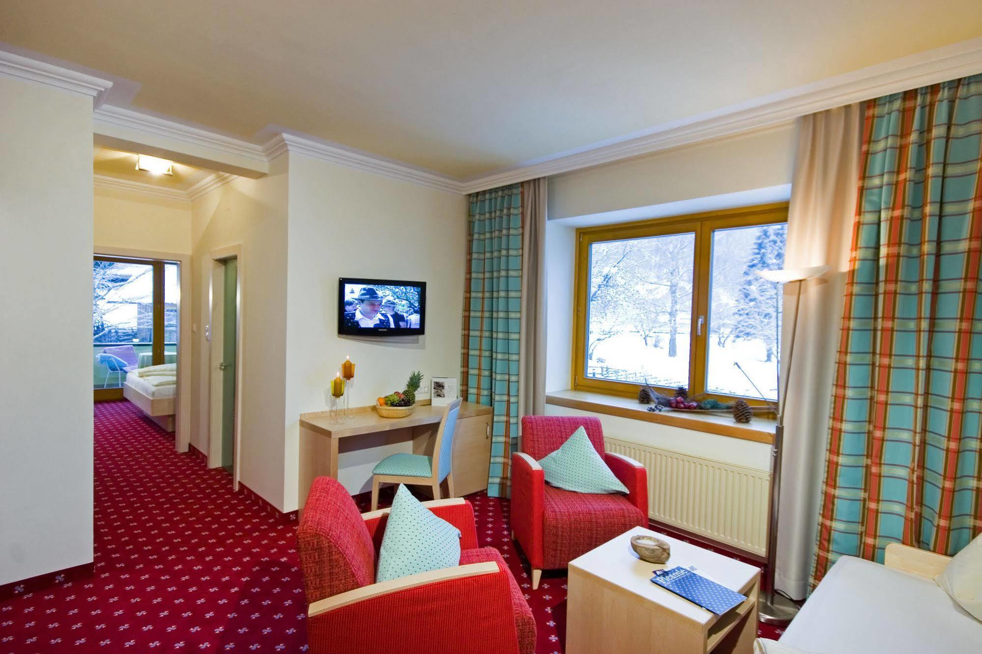 Family & Sporthotel Kaerntnerhof Бад Кляйнкирххайм Экстерьер фото