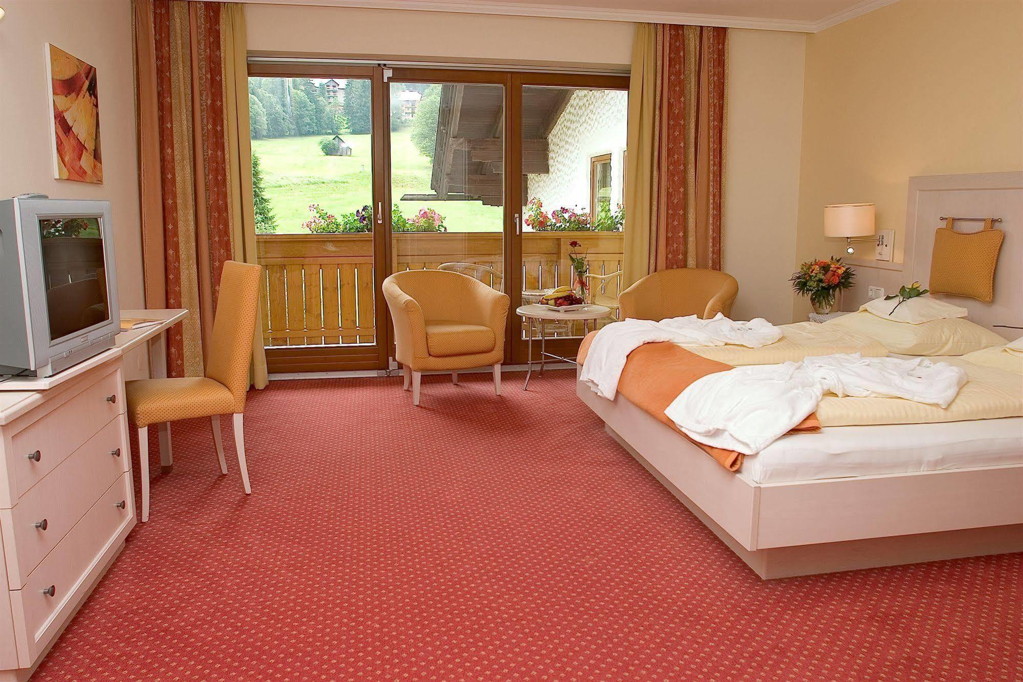 Family & Sporthotel Kaerntnerhof Бад Кляйнкирххайм Экстерьер фото