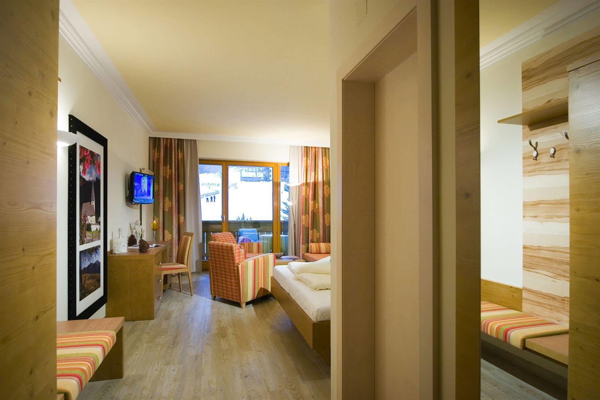 Family & Sporthotel Kaerntnerhof Бад Кляйнкирххайм Экстерьер фото