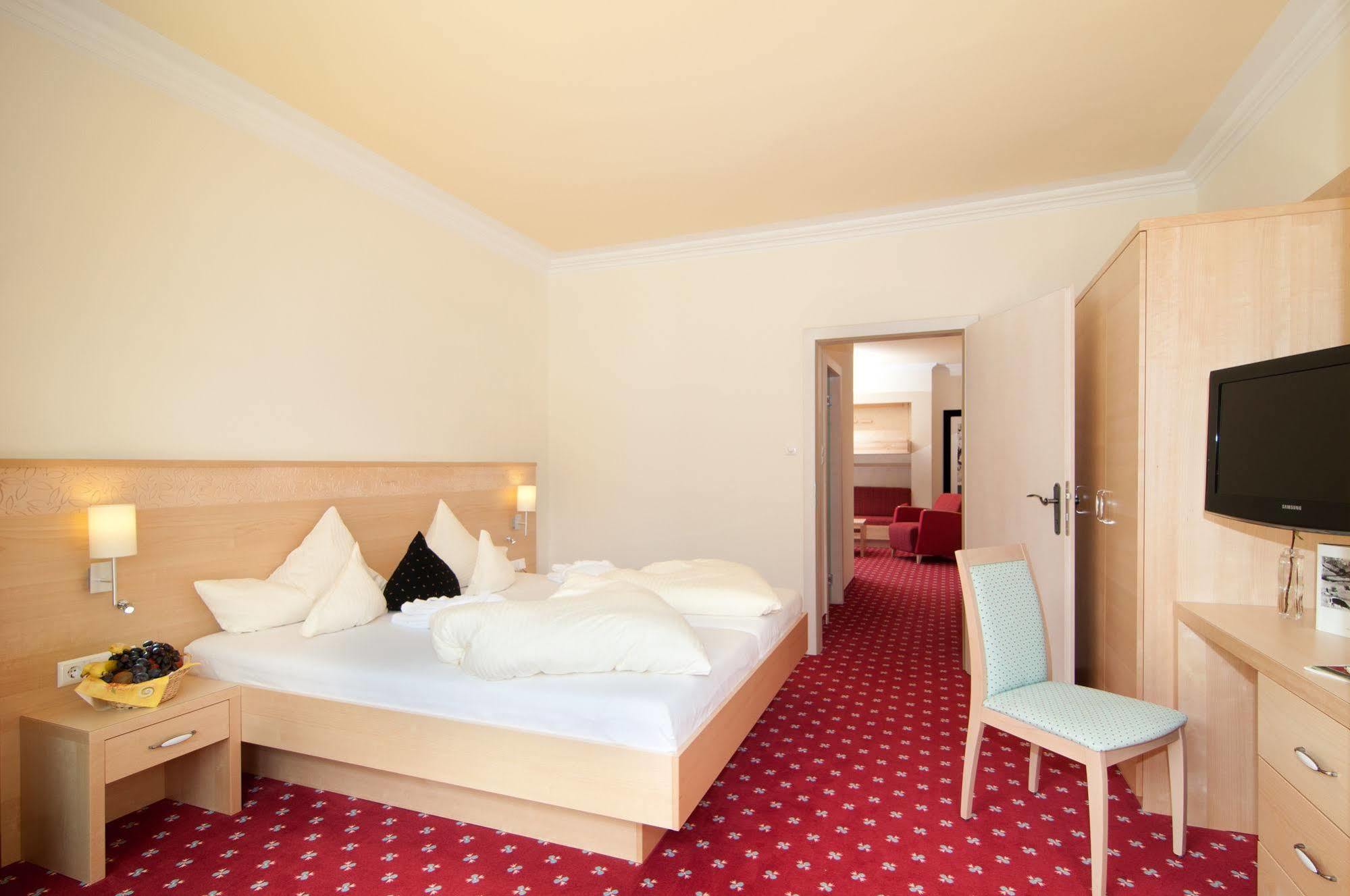 Family & Sporthotel Kaerntnerhof Бад Кляйнкирххайм Экстерьер фото