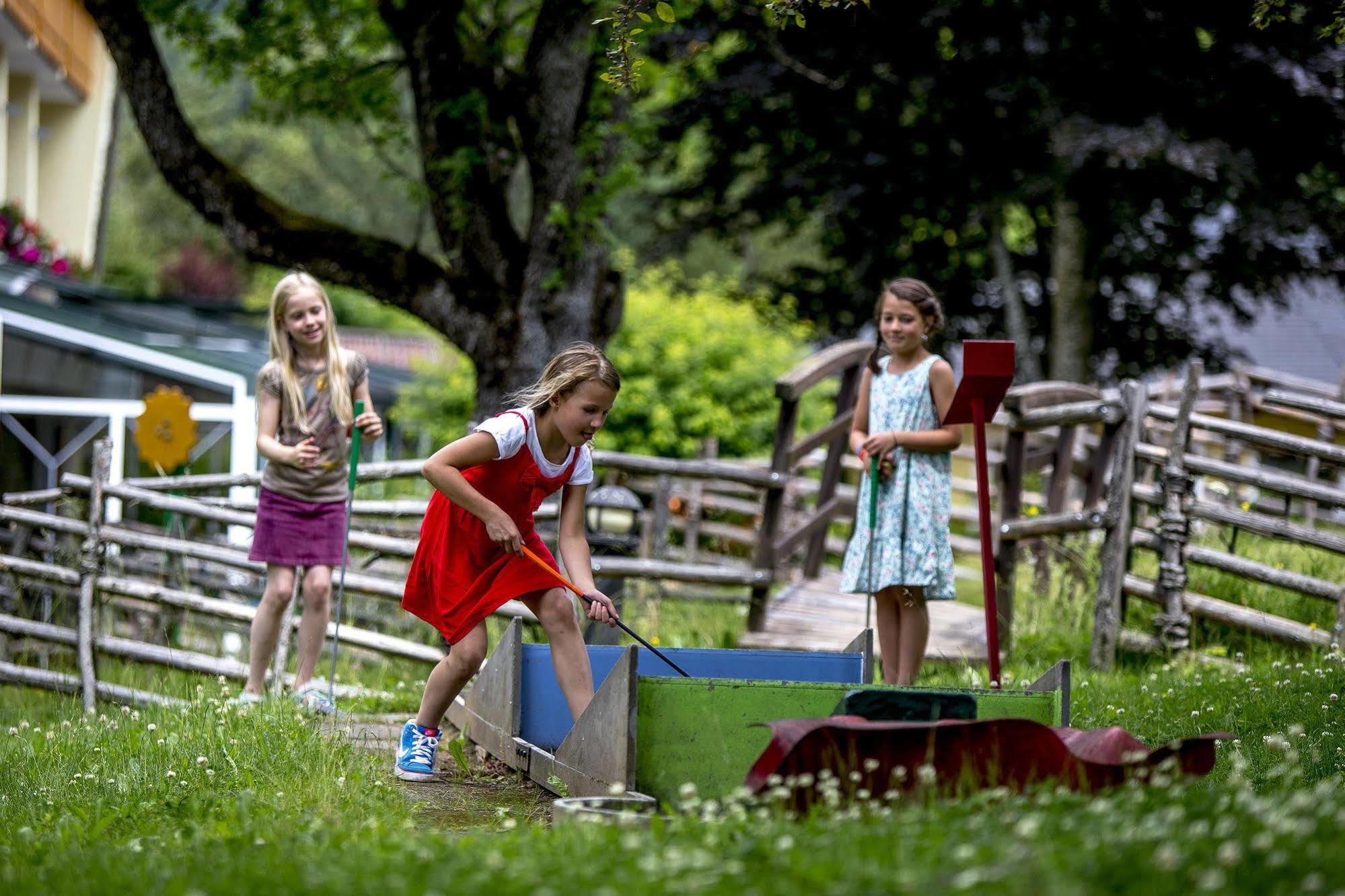 Family & Sporthotel Kaerntnerhof Бад Кляйнкирххайм Экстерьер фото